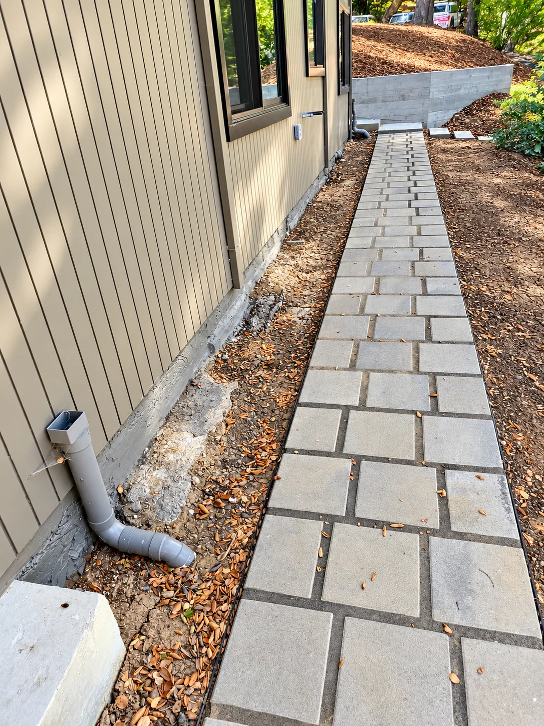 side-yard-concrete-paver-walkway-mulch